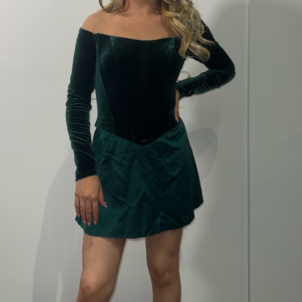 Elegant Green Velvet Off-Shoulder Dress